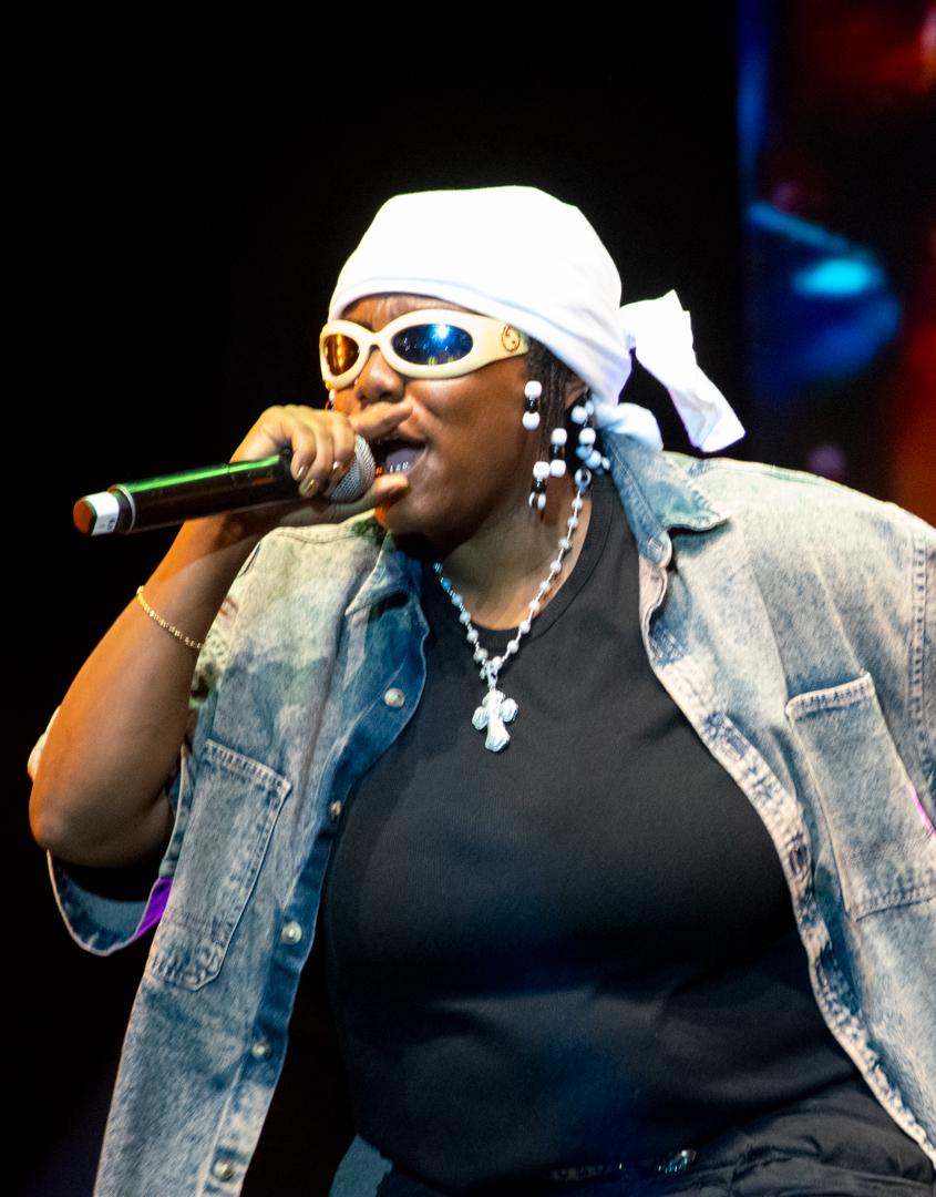 Teni Pushes Past Security Details To Serenade Remi Tinubu At IWD Event